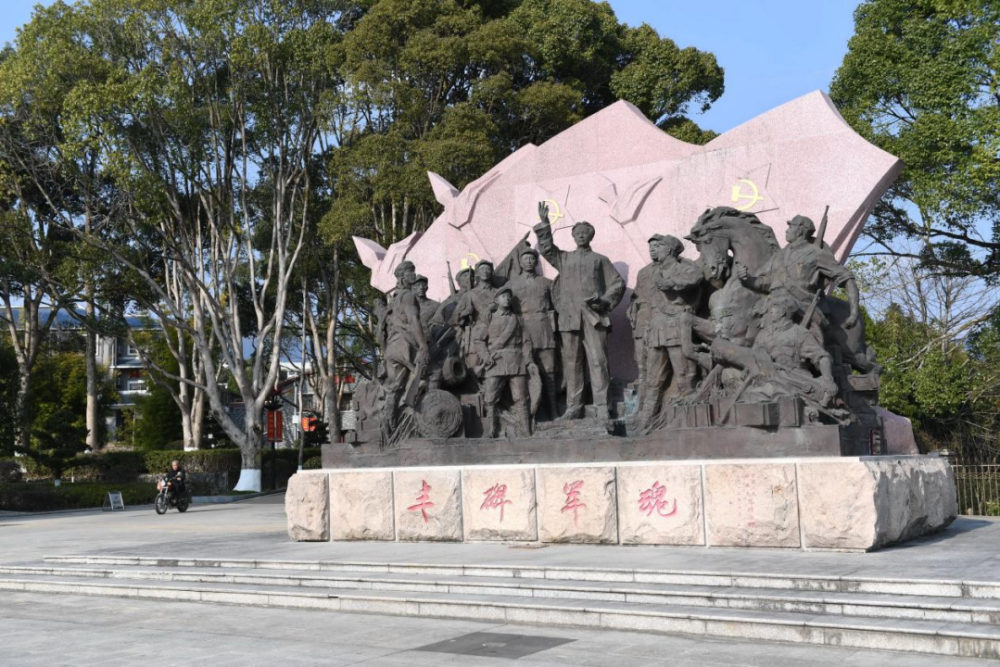 古田會(huì)議紀(jì)念館前的“豐碑軍魂”雕塑群（ 2021年1月25日攝）。新華社記者林善傳攝